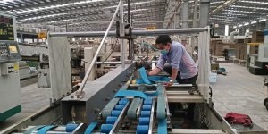 Đội ngũ kỹ thuật LTK thực hiến dán nối tại máy cho khách hàng