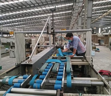 Đội ngũ kỹ thuật LTK thực hiến dán nối tại máy cho khách hàng